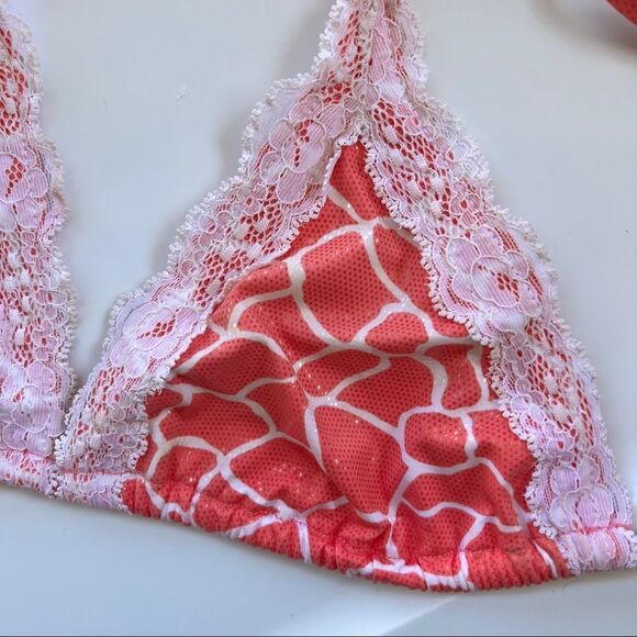 Beach Bunny Bikini Top‎ - Picture 2 of 5